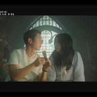 Berlatar tahun 1987, Snowdrop mengikuti kisah cinta seorang mahasiswa pascasarjana yang tiba-tiba meloncat masuk asrama universitas wanita saat berlumuran darah. Foto: dok JTBC