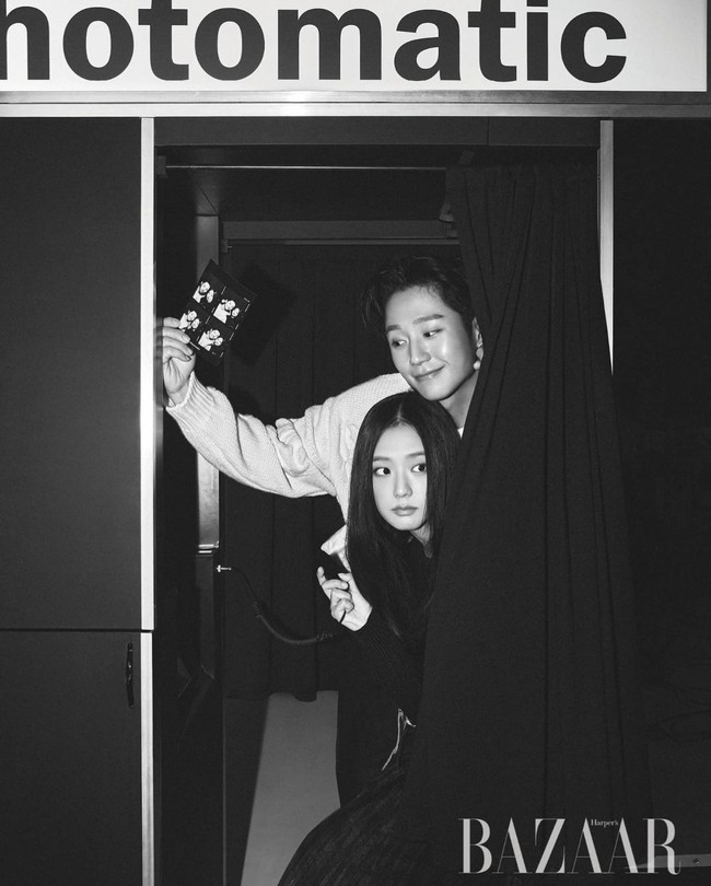 Jisoo BLACKPINK berperan sebagai Young Ro, mahasiswa baru jurusan Literatur Inggris di Universitas Wanita Hosoo. Ia membantu menyembunyikan Su Ho dan merawat luka-lukanya di asrama. Foto: dok Harpers Bazaar Korea