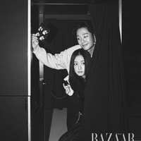 Jisoo BLACKPINK berperan sebagai Young Ro, mahasiswa baru jurusan Literatur Inggris di Universitas Wanita Hosoo. Ia membantu menyembunyikan Su Ho dan merawat luka-lukanya di asrama. Foto: dok Harpers Bazaar Korea