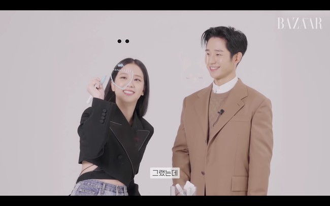 Dalam video interview-nya, Jung Hae In dan Jisoo BLACKPINK menggambar satu sama lain saat mengingat first impression masing-masing. Jisoo mengingatkan sang aktor dengan kelinci dan memuji matanya yang indah. Foto: dok Harpers Bazaar Korea