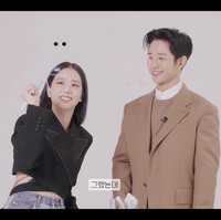 Dalam video interview-nya, Jung Hae In dan Jisoo BLACKPINK menggambar satu sama lain saat mengingat first impression masing-masing. Jisoo mengingatkan sang aktor dengan kelinci dan memuji matanya yang indah. Foto: dok Harpers Bazaar Korea