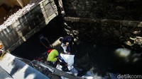 Proses pembongkaran mandiri ini dibantu oleh Pemkot Jaksel, yang mendatangkan 15 tenaga pekerja beserta sebuah alat jackhammer dan lainnya.