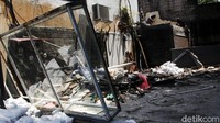 Sebelumnya, Camat Mampang Djaharuddin mengatakan kafe di Kemang Utara, Jaksel, yang berdiri di atas saluran air tidak mengantongi izin. Ada 4 bangunan yang berdiri di atas saluran air dan itu menyebabkan aliran air terhalang jika volume meningkat. 