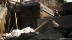 Kafe di Atas Saluran Air Kemang Mulai Dibongkar