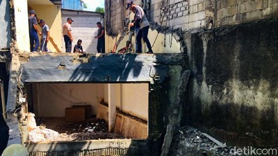 Kafe di Atas Saluran Air Kemang Mulai Dibongkar