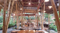 Tak perlu khawatir untuk lahan parkir,Kampung Konservasi Rimbun mempunyai lahan parkir yang cukup luas. Juga ada fasilitas musala, toilet yang bisa kamu gunakan. Di sini mereka juga menjual aneka sayuran yang bisa kamu bawa pulang.