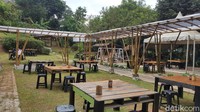 Traveler yang ingin datang berkunjung, Kampung Konservasi Rimbun buka untuk weekeday pukul 11.00 WIB- 20.00 WIB, dan weekend buka pukul 08.00 WIB-20.00 WIB.
