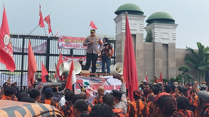Kapolres Jakpus Kombes Hengki Haryadi murka perwira polisi dikeroyok massa Pemuda Pancasila, di depan gedung DPR RI, Kamis (25/11/2021).
