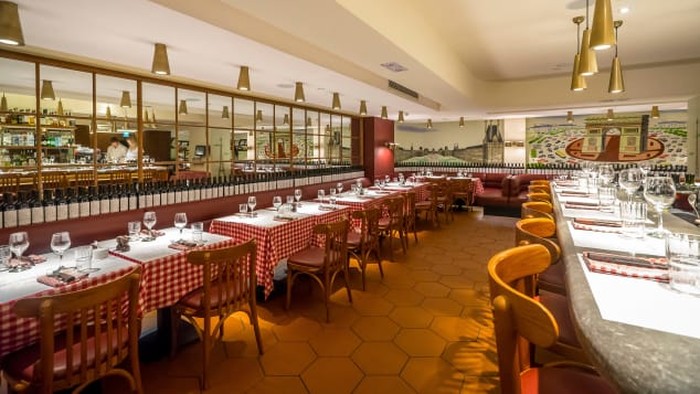Karyawan di Restoran Domba Hitam Hong Kong