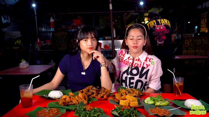 Keseruan Fuji Mukbang Bareng Farida Nurhan di Warung Kaki Lima Keseruan Fuji Mukbang Bareng Farida Nurhan di Warung Kaki Lima