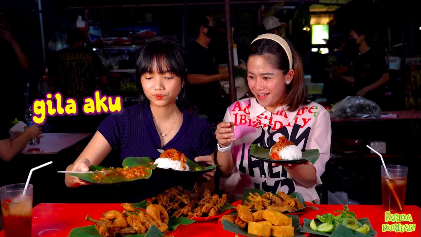 Keseruan Fuji Mukbang Bareng Farida Nurhan di Warung Kaki Lima