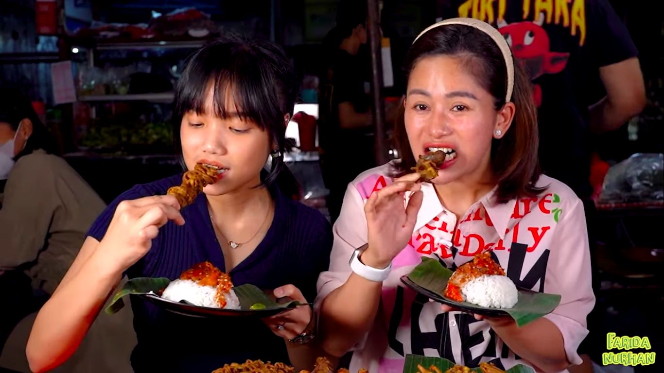 Keseruan Fuji Mukbang Bareng Farida Nurhan di Warung Kaki Lima