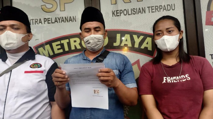 Ketua DPC Forkabi Pondok Aren Armin (tengah) minta maaf usai mendemo Polsek Pondok Aren beberapa waktu lalu, Jumat (26/11/2021).