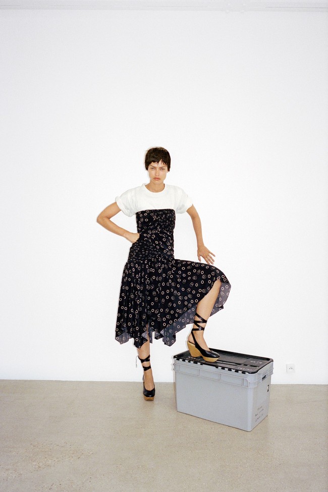 Pantai di Normandia, Prancis menjadi inspirasi Koleksi terbaru Isabel Marant untuk pra musim semi 2022. Foto: Dok. Isabel Marant.