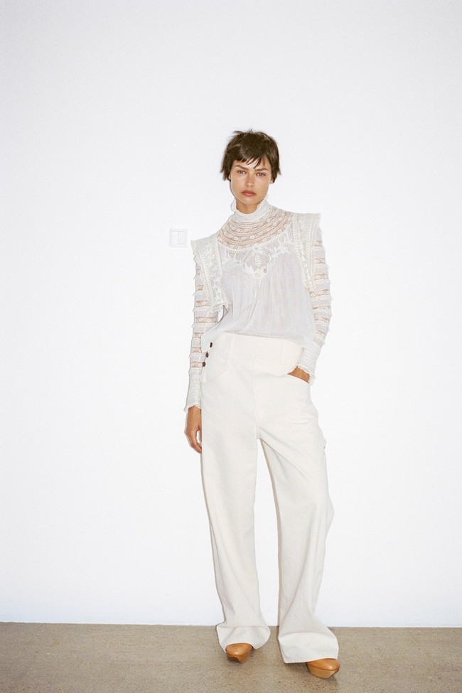 Pantai di Normandia, Prancis menjadi inspirasi Koleksi terbaru Isabel Marant untuk pra musim semi 2022. Foto: Dok. Isabel Marant.