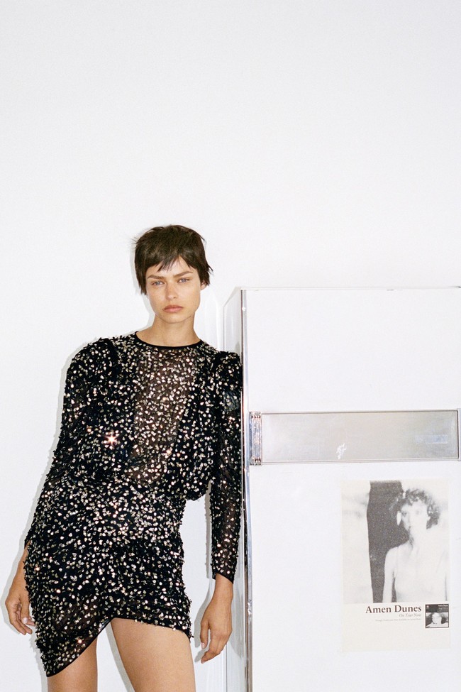 Pantai di Normandia, Prancis menjadi inspirasi Koleksi terbaru Isabel Marant untuk pra musim semi 2022. Foto: Dok. Isabel Marant.