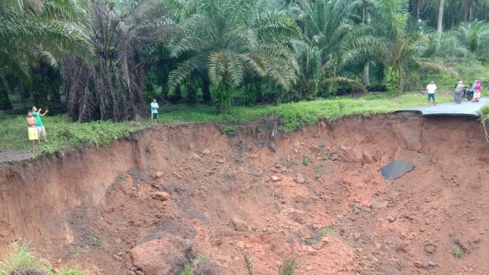 Kondisi jalan di Asahan, Sumut, amblas hingga memutus akses dua desa
