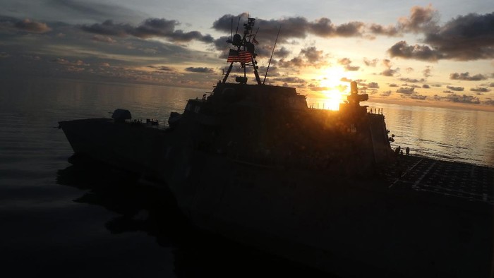 Siluet kapal perang United States (US) Navy, USS Jackson melakukan parade saat kegiatan Cooperation Afloat Readiness And Training (CARAT) 2021 di Laut Jawa.