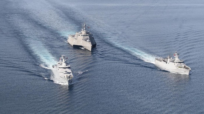 Latih Tempur Indonesia-AS Amankan Wilayah Maritim Helikopter militer Eurocopter AS565 Panther skadron udara 400/anti kapal selam Tentara Nasional Indonesia Angkatan Laut mendarat di atas kapal KRI I Gusti Ngurah Rai.