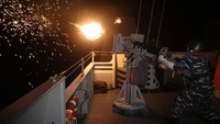 Suara dentuman meriam dari KRI I Gusti Ngurah Rai memecah sunyinya pagi di tengah laut Jawa. Terlihat dua kapal berbendera Amerika Serikat melakukan formasi menyerang, sementara di langit nampak pesawat dan helikopter terbang rendah seolah-olah memata-matai jalannya pertempuran. Itulah suasana latihan tempur TNI AL bersama United Stated (US) Navy.  