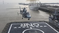 Helikopter militer Eurocopter AS565 Panther skadron udara 400/anti kapal selam TNI Angkatan Laut mendarat di atas kapal KRI I Gusti Ngurah Rai.  
