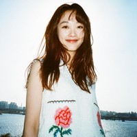 Sebelum kesuksesan kariernya karena Squid Game, Lee Yoo Mi bekerja sampingan sebagai pengantar makanan paruh waktu. Pekerjaan itu dilakoninya untuk mengisi waktu luang dan mendapat uang tambahan saat tidak ada tawaran akting. Foto: Instagram/@leeyoum262