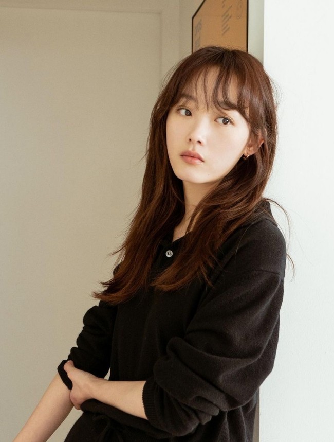 Sedikitnya ada 16 judul film dan delapan serial TV yang pernah dibintanginya. Foto: Instagram/@leeyoum262