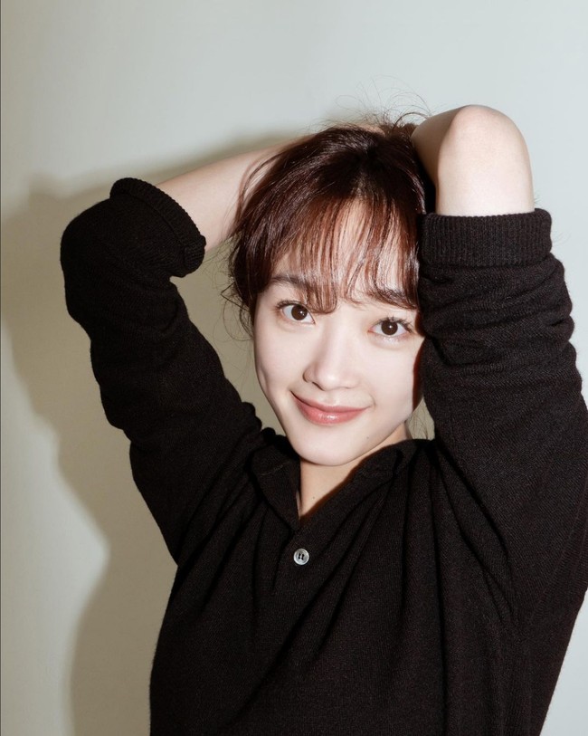 Lee Yoo Mi sebenarnya bukan pendatang baru di industri hiburan Korea Selatan. Wanita 27 tahun ini sudah 11 tahun aktif sebagai aktris. Namun popularitas baru ia raih setelah membintangi Squid Game. Foto: Instagram/@leeyoum262