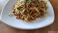 Mirip dengan bakmi Jawa, mie lethek hadir dalam dua varian yakni mie lethek goreng dan mie lethek kuah. Campuran bumbu, isian bahkan teknik pengolahannya pun mirip seperti bakmi Jawa.  Foto: detikFood/Devi S. Lestari