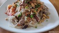Mie yang terbuat dari tepung singkong ini dimasak dengan campuran telur, daging ayam kampung suwir dan sayuran. Aroma sedap langsung tercium saat mie lethek baru matang. Foto: detikFood/Devi S. Lestari