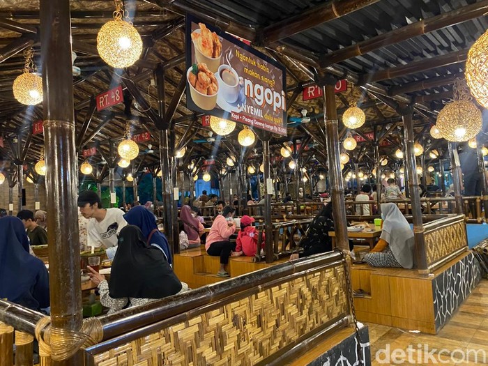 Lesehan Kampung Kecil : Mantap Gurih Gurame Terbang Kremes Dicocol Teri Pete Balado
