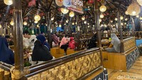Mirip seperti restoran lesehan lainnya, di Kampung Kecil pengunjung bebas memilih area meja makan atau area saung hingga gubukan. Semuanya berlokasi di tempat yang sama. Area estorannya yang luas membuat orang nyaman berlalu-lalang meski dalam kondisi yang ramai. Foto: detikFood