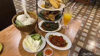 Kalau bingung mau memesan menu makanan apa di Kampung Kecil, biasanya para pelayan di sana akan menyarankan pengunjung untuk mengambil menu ‘Paket 4 Orang’. Dengan harga Rp 240.000++. Ada Ayam Cobek Mertua, Gurame Terbang Kremes, Teri Pete Balado, Kangkung Cah Seafood, Nasi Putih. Lengkap dengan Es Jeruk dan Es Teh Manis. Foto: detikFood