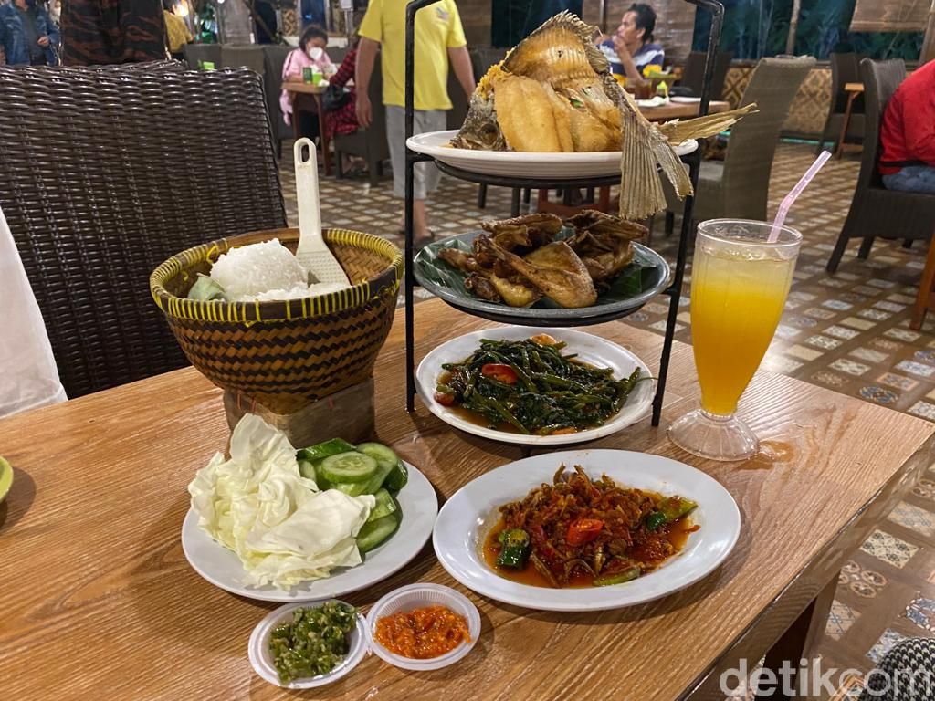 Lesehan Kampung Kecil : Mantap Gurih Gurame Terbang Kremes Dicocol Teri Pete Balado