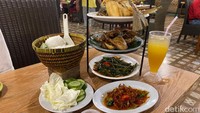 Puas makan sajian lengkap, ada es jeruk dan teh manis dingin segar yang sudah termasuk ke dalam paket jadi hitungannya lebih hemat dibandingkan pesan menu a la carte. Bisa juga tambah menu lainnya, yang tersedia di sini. Foto: detikFood