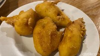 Di bagian tengah restoran, pengunjung bisa melihat langsung aktivitas sibuk di dapur Kampung Kecil. Ada juga dapur terbuka khusus untuk aneka gorengan seperti pisang goreng, tahu isi, sampai tempe mendoan yang digoreng dadakan ketika ada yang memesan. Dengan kisaran harga Rp 15.000 per porsi. Foto: detikFood