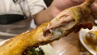Ciri khasnya terletak pada  daging ayam yang lunak dan mudah disuwir. Tekstur juicy atau berlemak, begitu terasa ketika menyantap ayam goreng ini. Tak lupa, sambal cobek mertuanya yang pedas bikin nafsu makan bertambah. Foto: detikFood
