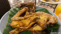 Lalu ada Ayam Cobek Mertua mirip seperti ayam goreng biasa dengan bumbu ungkep kuning yang meresap. Di Kampung Kecil menggunakan jenis ayam pejantan, jadi memang ukurannya lebih kecil dari ayam negeri. Foto: detikFood