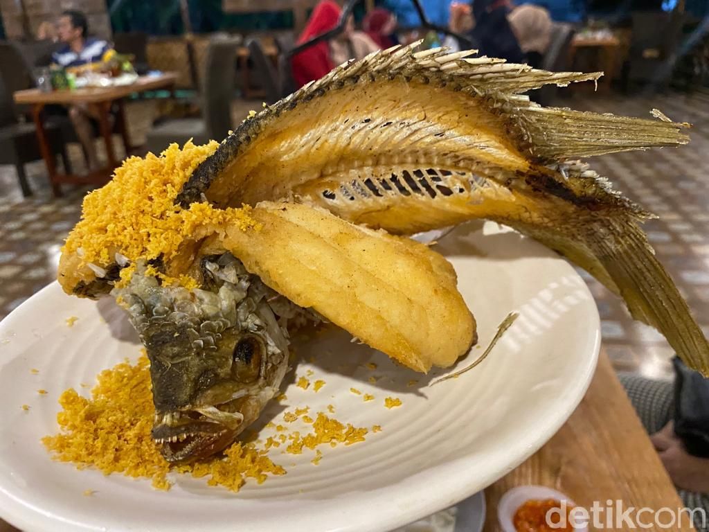 Lesehan Kampung Kecil : Mantap Gurih Gurame Terbang Kremes Dicocol Teri Pete Balado
