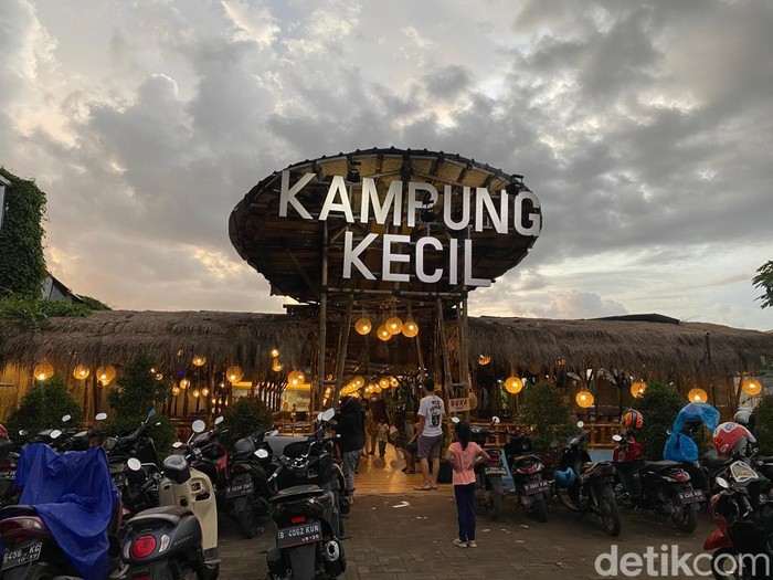 Lesehan Kampung Kecil : Mantap Gurih Gurame Terbang Kremes Dicocol Teri Pete Balado Lesehan Kampung Kecil : Mantap Gurih Gurame Terbang Kremes Dicocol Teri Pete Balado