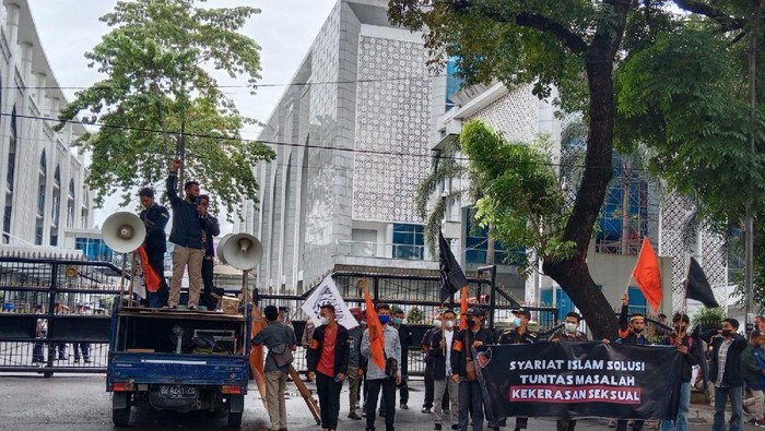 Mahasiswa demo tolak Permendikbud PPKS di Medan (Ahmad Arfah-detikcom)