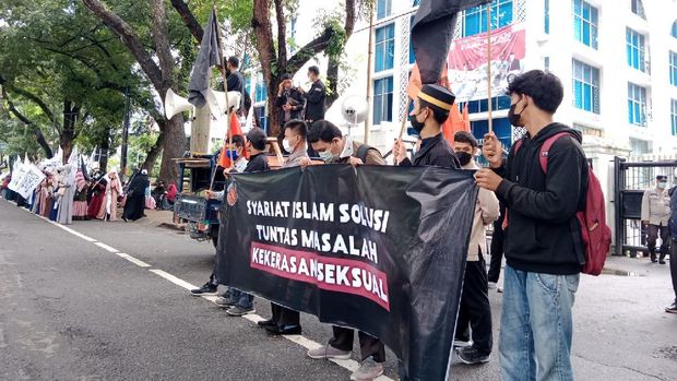 Mahasiswa demo tolak Permendikbud PPKS di Medan (Ahmad Arfah-detikcom) Mahasiswa demo tolak Permendikbud PPKS di Medan (Ahmad Arfah-detikcom)