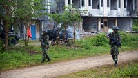 Beberapa prajurit menyusuri jalanan yang dikuasai musuh. Aksi para prajurit Korp Marinir ini merupakan bagian dari latihan perang di Karawang.