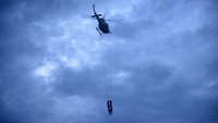 Helikopter juga dikerahkan untuk menurunkan prajurit di lokasi musuh. Ini adalah salah satu aksi prajurit dalam latihan pertempuran kota.