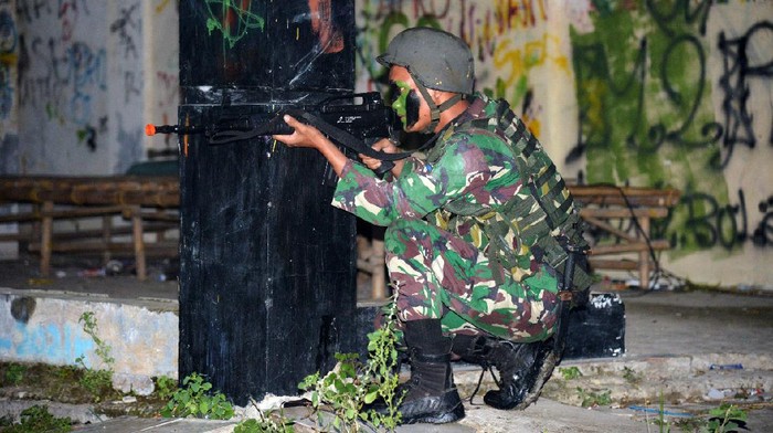 Korps Marinir TNI AL kembali menggelar Latihan Operasi Pertempuran Kota dan Latihan Taktik Kondisi Tertentu Tahun 2021 di Karang Anyar, Karawang, Jawa Barat. Jumat (26/11/2021).