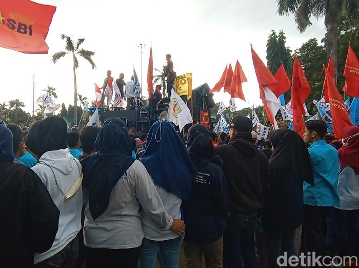 Massa buruh di depan kantor Bupati Jepara, Jumat (26/11/2021).