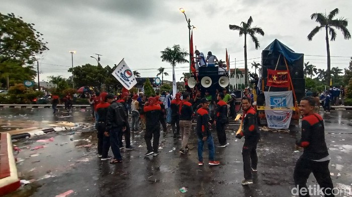 Massa buruh yang demo di depan kantor Bupati Jepara membubarkan diri, Jumat (26/11/2021).