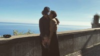 Melanie sempat memajang fotonya bersama sang kekasih, Mick Jagger, dan putra mereka Dex di momen ulang tahunnya ke-34. Dok. Instagram