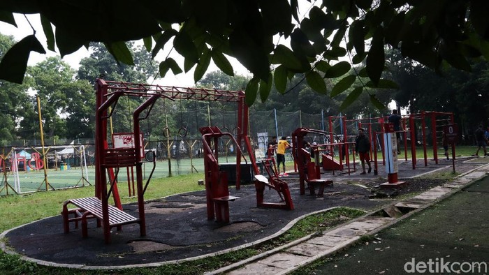 Sejumlah warga memanfaatkan fasilitas olahraga di Lapang Ciujung, Jalan Supratman, Kota Bandung.