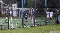 Selain itu juga dilengkapi lapangan futsal dengan rumput sintetis.